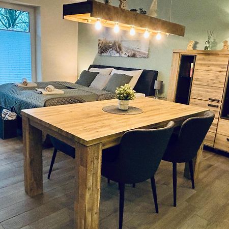 Kleine Auszeit -- Inklusive Parkplatz & Wifi, Geschirrspueler, Waschmaschine & Terrasse Mit Strandkorb -- Perfekt Fuer Urlaub & Business 샬베우츠 외부 사진