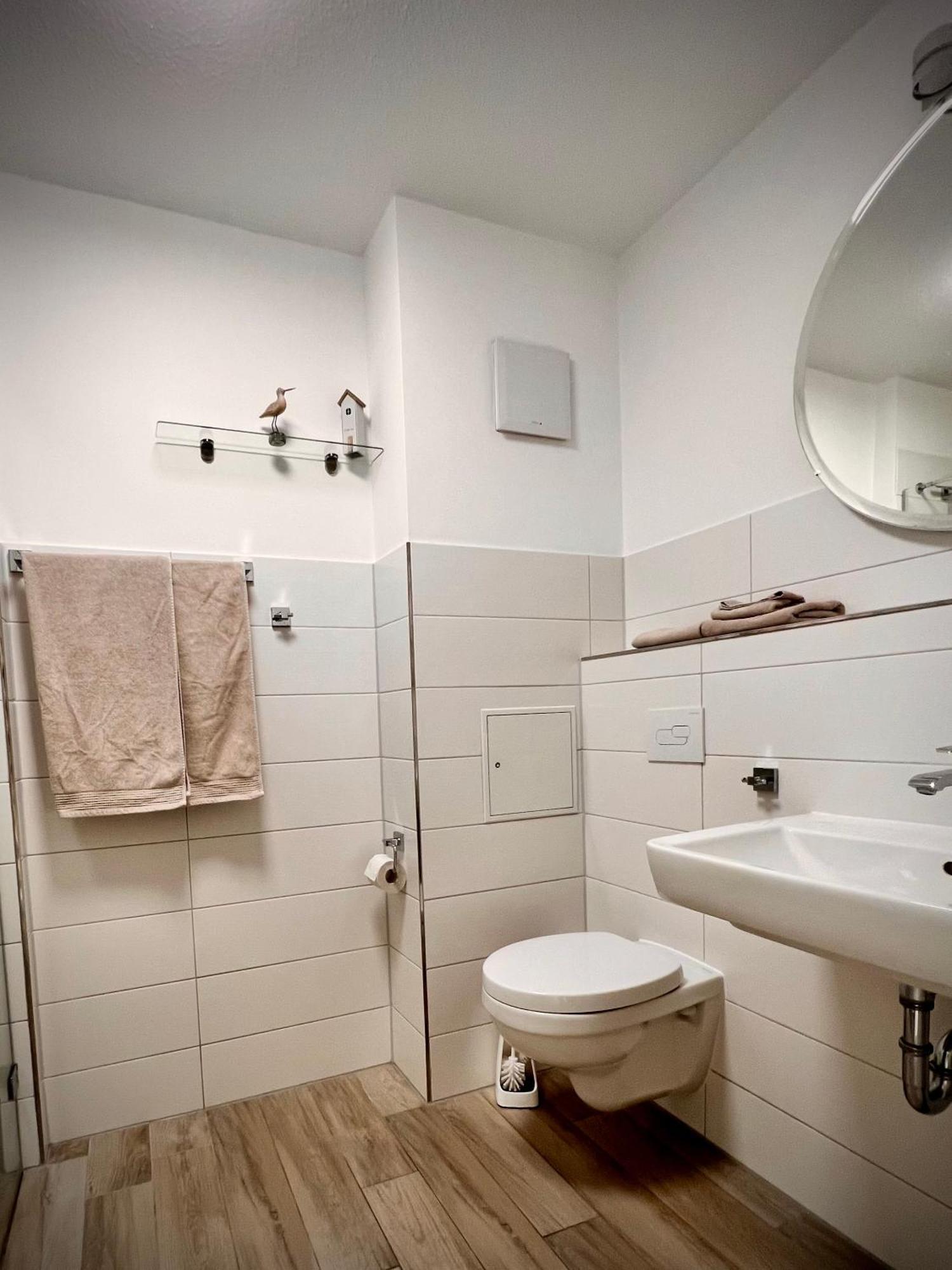Kleine Auszeit -- Inklusive Parkplatz & Wifi, Geschirrspueler, Waschmaschine & Terrasse Mit Strandkorb -- Perfekt Fuer Urlaub & Business 샬베우츠 외부 사진