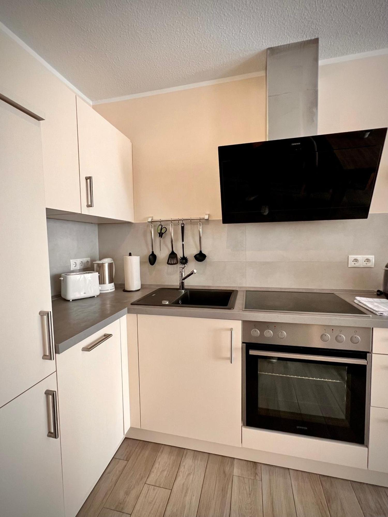 Kleine Auszeit -- Inklusive Parkplatz & Wifi, Geschirrspueler, Waschmaschine & Terrasse Mit Strandkorb -- Perfekt Fuer Urlaub & Business 샬베우츠 외부 사진