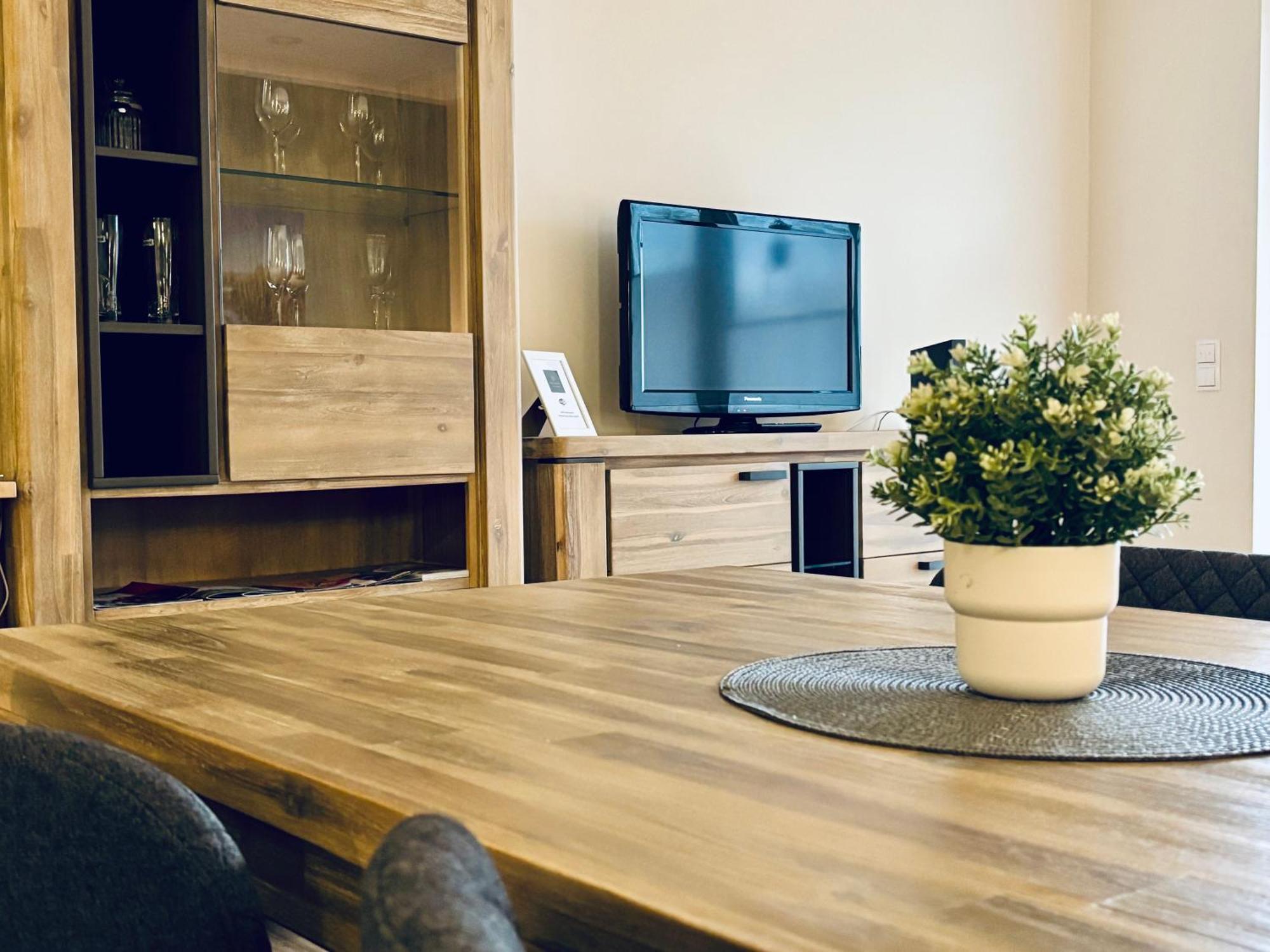 Kleine Auszeit -- Inklusive Parkplatz & Wifi, Geschirrspueler, Waschmaschine & Terrasse Mit Strandkorb -- Perfekt Fuer Urlaub & Business 샬베우츠 외부 사진